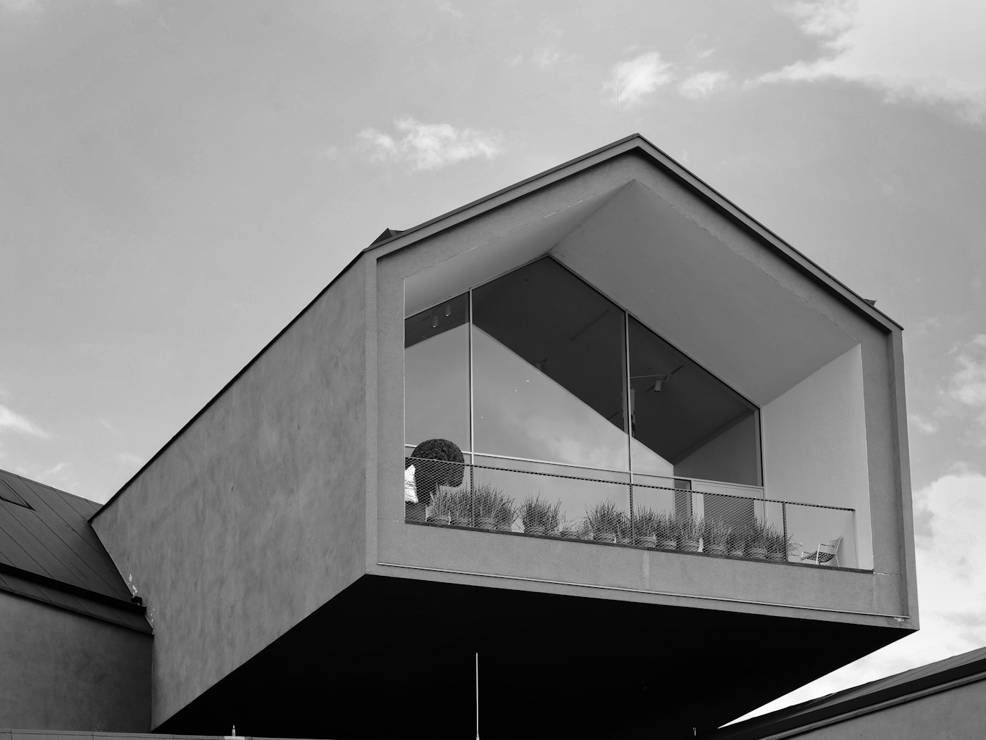 Stacked Terraces — a stepped concrete dwelling on a steep Red Hill site